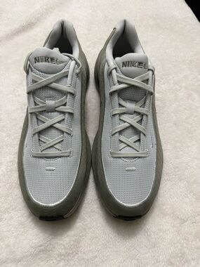 Nike Men’s Light Gray and Olive Green Mesh Sneakers